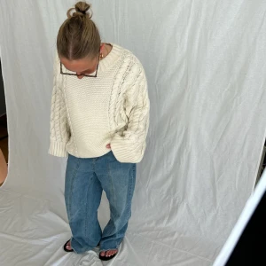 Stickad tröja - Perfekt benvit stickad tröja!!