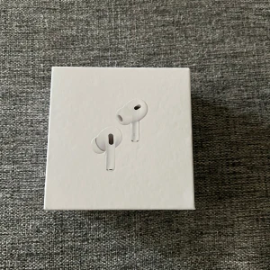 Trådlösa hörlurar – Pro-modell (ej original) - Säljer ett par trådlösa hörlurar av hög A-kvalitet. De liknar en känd modell och har bra ljud, brusreducering och lång batteritid. Inte original från Apple, men fungerar väldigt bra. I princip nya – laddningsetui och kabel ingår. Om du vill att jag ska skicka bilder eller prata om pris de ba meddela mig🤩