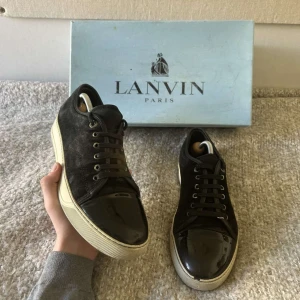 Lanvin skor - Säljer nu dessa riktigt feta Lanvin Cap Toe skor i storlek 41-42 (uk 7) för bara 2099! Skorna är i ett mycket bra skick utan några större defekter. Box ingår även och vid intresse är det bara att skriva! 🌟 