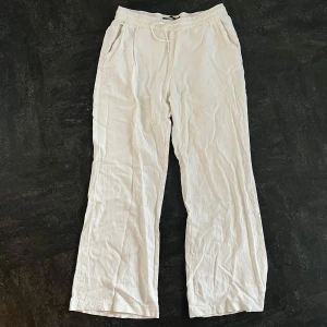 Vita Linnebyxor💕 - Säljer ett par snygga linnebyxor i storlek S. Dom är perfekta för en bekväm, somrig look🌸 Säljer då de är för korta✨ Använd gärna köp nu😊