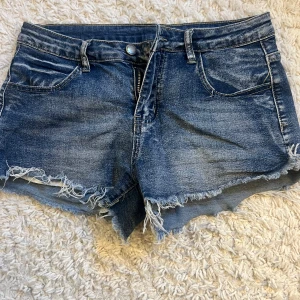 Lågmidjade Jeansshorts  - Jättesnygga Lågmidjade jeansshorts med fina fickor från SHEIN. Jättefina nu till sommaren.