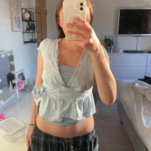 Ljusblå volangtopp från shein - Säljer en ljusblå volang topp från Shein, den är otroligt fin och den passar perfekt till en varm sommardag!! den är lite stor vid brösten så jag rekommenderar att ha en säkerhetsnål!!!💞💞 annars sitter den helt perfekt!