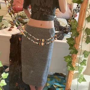 Grå pennkjol i mjukt material - Säljer en grå pennkjol i stretchigt och mjukt material. Kjolen är hellång och har en diskret dragkedja baktill så man kan välja om man vill ha slits extra rörelsefrihet eller rak hela vägen. Enkel och stilren design som passar till många olika looks.