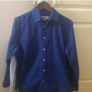 3st skjortor - Säljer tre skjortor i olika nyanser av blå, alla i storlek M. Från Strömberg, Hampton Republic och Riley.