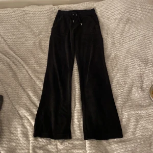 Svarta velourbyxor från Juicy Couture - Säljer ett par svarta velourbyxor från Juicy Couture . Väldigt fint skick ! Storlek xxs men passar mig perfekt som har xs/S 🩷
