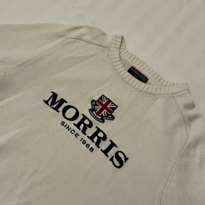 Morris Stickad Tröja - Riktigt fet stickad tröja från Morris✨Storlek: L men liten i storleken✨Skick: Mycket bra✨Färg: Vit✨Kom med prisförslag eller frågar, svarar gärna på dem🙌🏼🤩