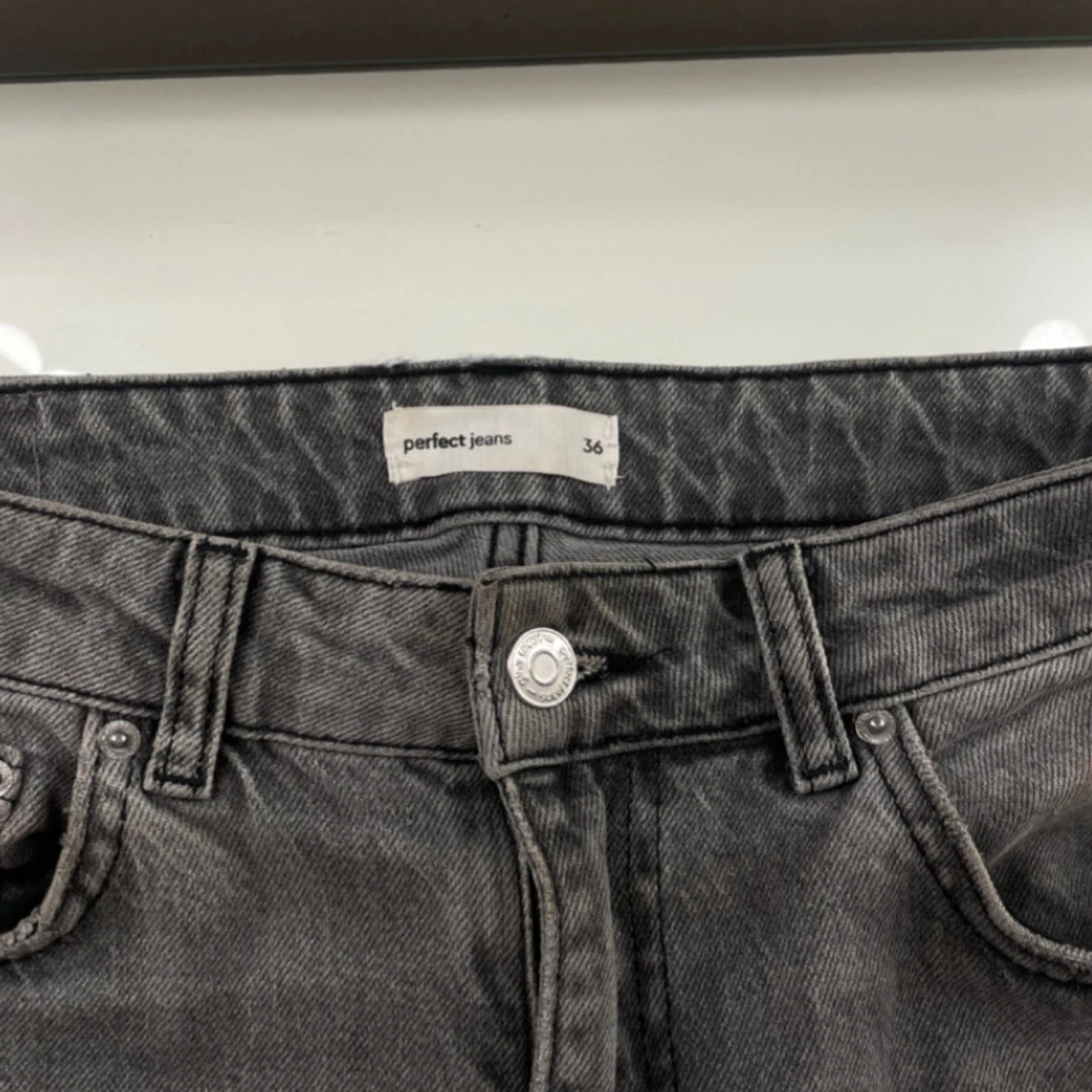 Gråa lågmidjade jeansbyxor - 4