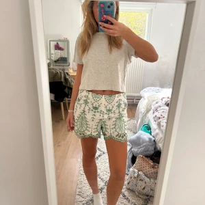 Spetsshorts - Sååå fina slutsålda spets shorts🩷🩷😁 storlek L men passar mig som brukar ha 38 (se bilder)