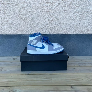 Nike - Air Jordan 1 Mid True Blue - Säljer ett par Nike Air Jordan 1 Mid True Blue. Skorna har knappt blivit använda. Dem är som nya. Köptes i Chicago år 2023.