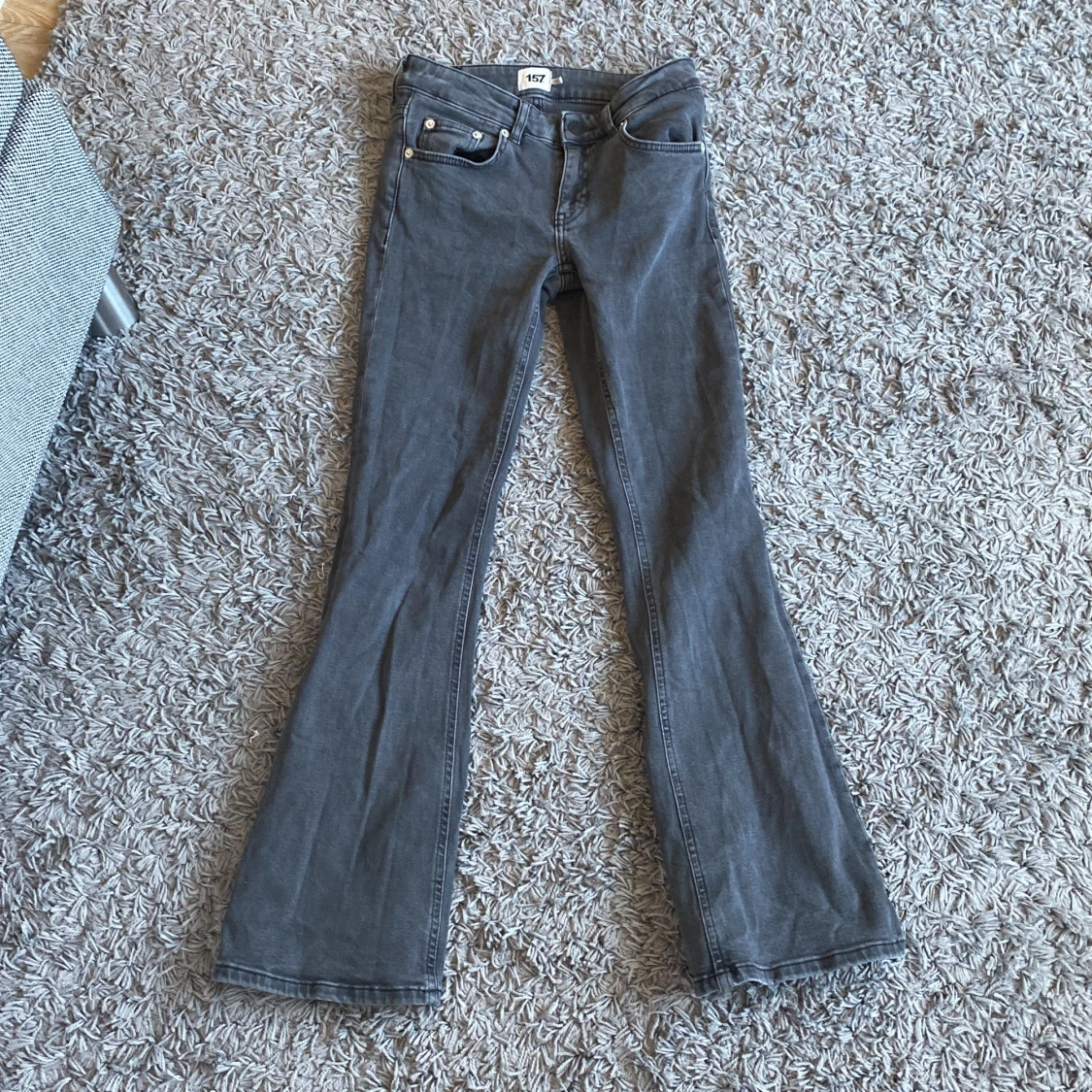 Grå bootcut jeans från 157 - 2