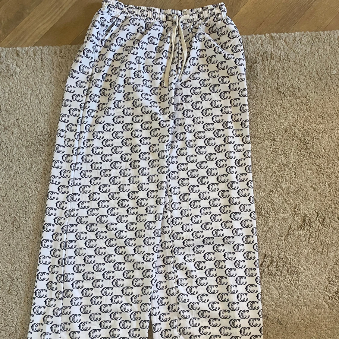 Vita byxor med svart mönster och dragsko - 1