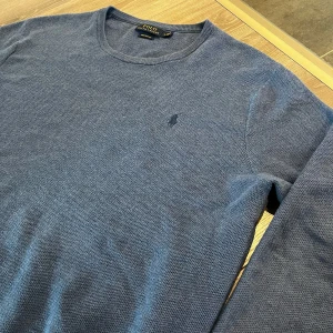 Polo Ralph Lauren Crewneck Pima Cotton Tröja - Säljer denna stilrena tröjan från Polo Ralph Lauren (Pima Cotton). Nypris: 1899kr. Den är riktigt fin och i strl M, skriv jättegärna vid intresse!