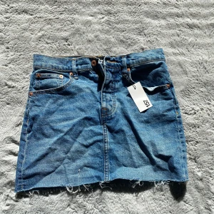 Blå jeanskjol  - Säljer en klassisk blå jeanskjol! Väldigt söt och helt oanvänd ! Hör av vid frågor 🥰🥰