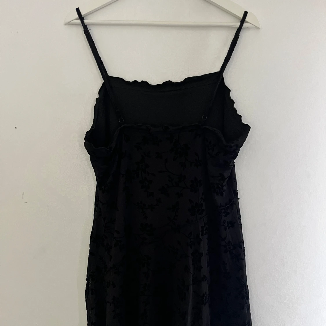 Svart blommig klänning med tunna axelband - 1