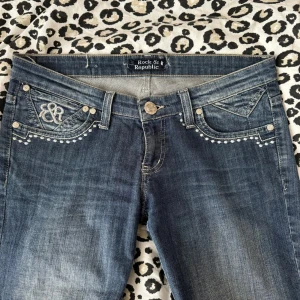 Rock and republic Victoria Beckham - Rock and republic Victoria Beckham jeans i storlek 27, midjemått rakt över 38,5cm, innebenslängd 82cm! Dragkedjan åker ner lite men jag brukar ha en hårsnodd som håller den uppe😌