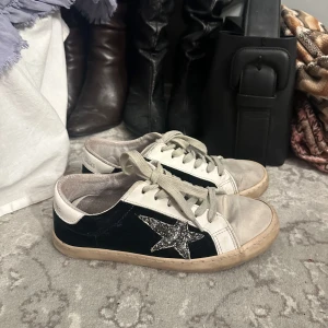 Le temps des cerises - Le temps des cerises skor, dem är använda en del, sulan skulle behöva bytas. Utöver sulan så är dem i fint skick. Fräschar till dem lite innan jag skickar