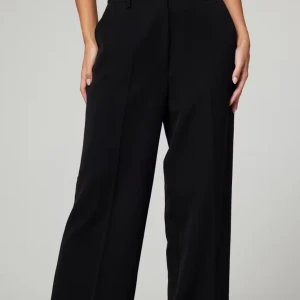 Svarta kostymbyxor med vida ben - Snygga svarta kostymbyxor med hög midja och vida ben. Klassisk design med pressveck och diskreta fickor bak. Perfekta för en stilren och trendig look. Passar en som är 160-163 cm i längden använda en gång 