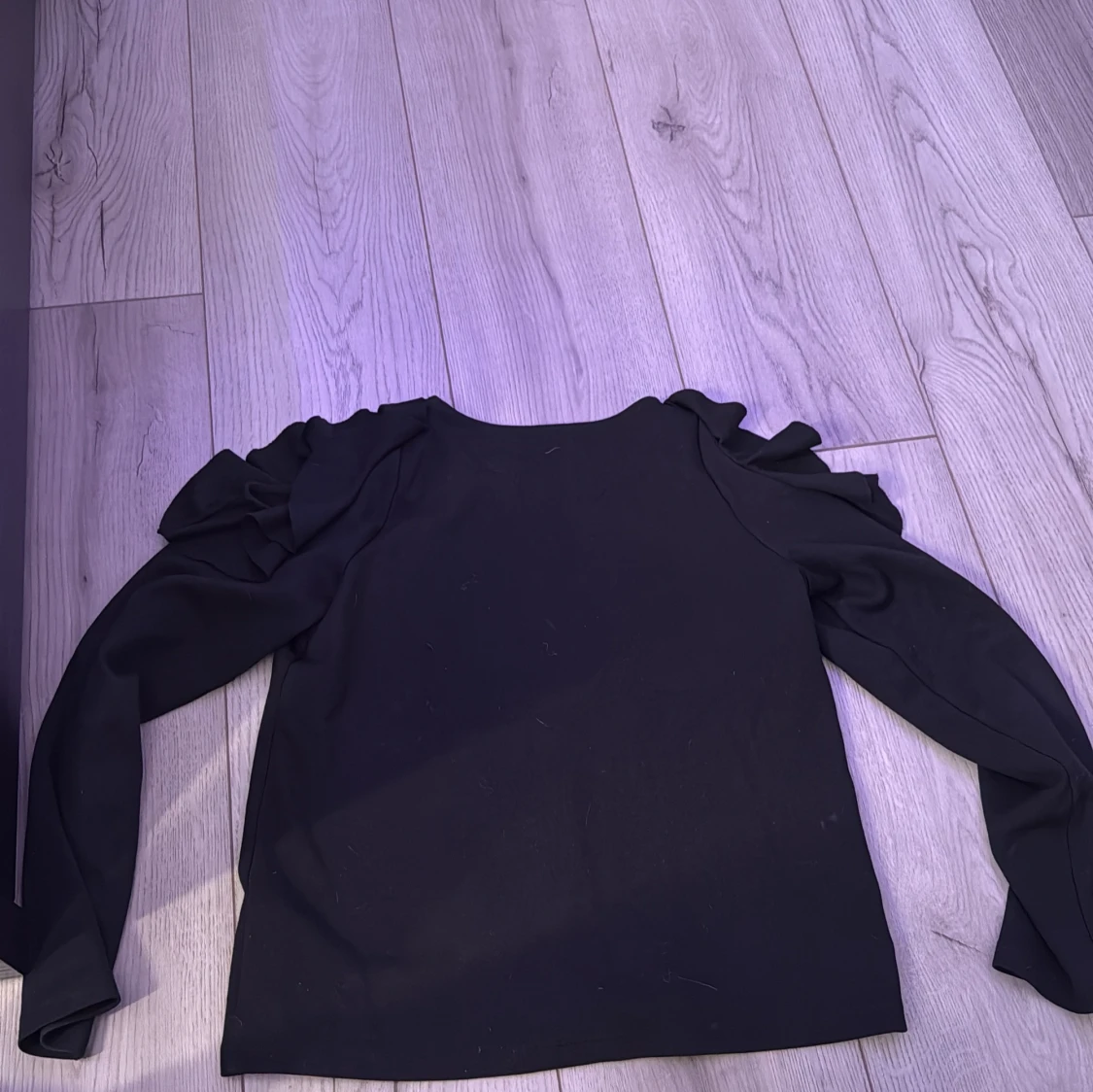 Svart långärmad topp med volang från Lindex - 1