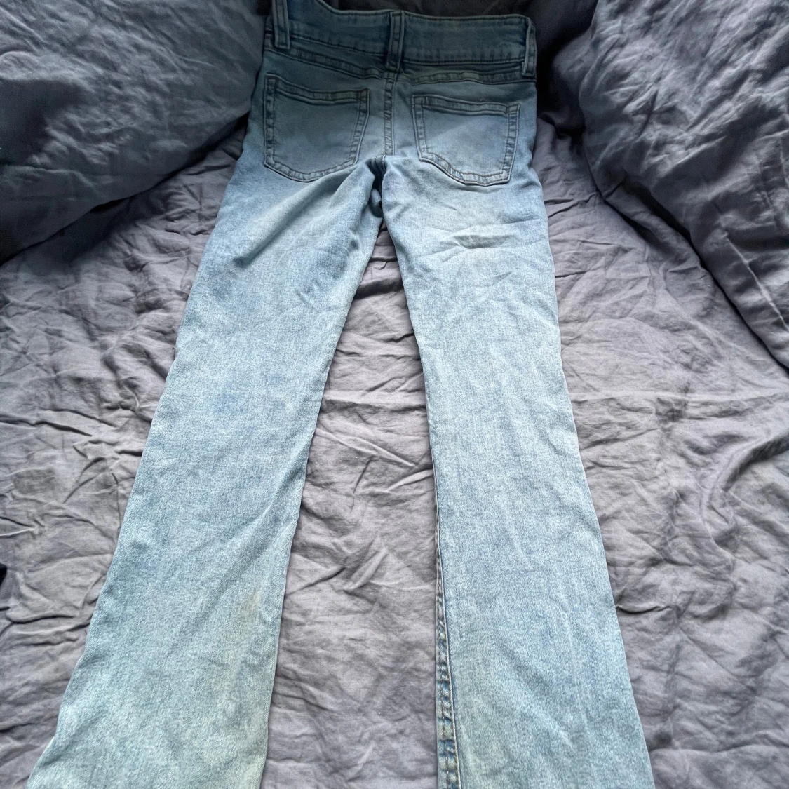 Ljusblå jeansbyxor från Gina Tricot - 1