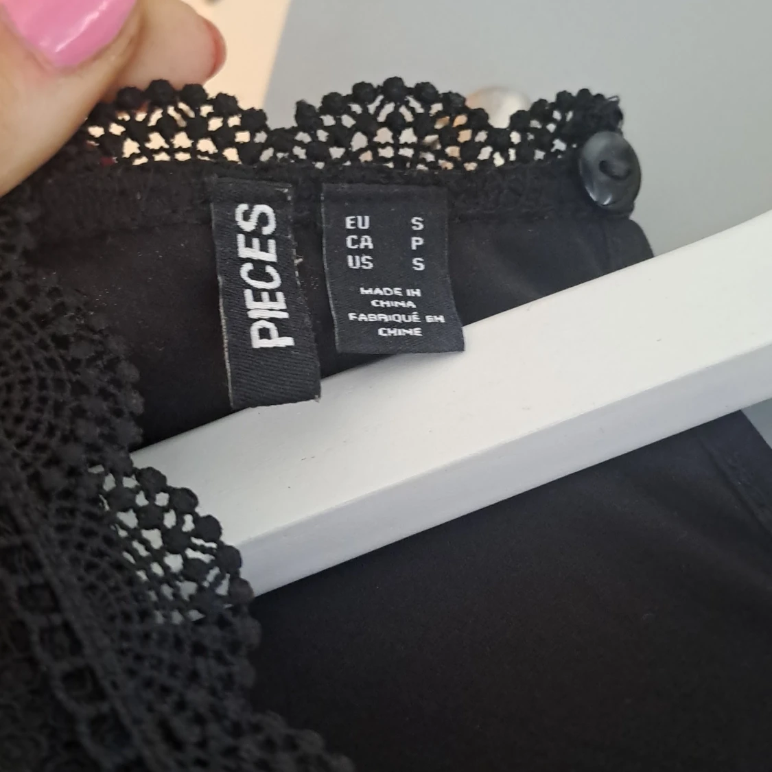 Svart spetsblus från Pieces - 3