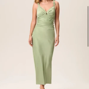 Ljusgrön långklänning från Adoore - Supersnygg ljusgrön långklänning från Adoore i satin. Aldrig använd med lapp kvar och nypris ligger på 1395. Modellen Nîmes slip dress i färgen Pistage.