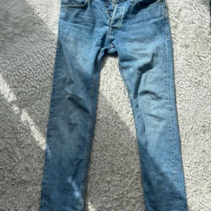 Ljusblå jeans från Jack & Jones - Säljer ett par ljusblå jeans från Jack & Jones med slim straight passform. Perfekta för en avslappnad stil. W28 och L30 men passar också W31