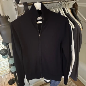 Navy half zip från these glory days - Marinblå fullzip från these glory days i väldigt fint skick. Nypris ligger strax över 1000