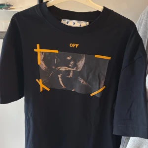 Off-White T-shirt - Säljer en svart Off-White T-shirt som är i nytt skick, enkel att matcha och väldigt unik. T-shirten är oversized (inte TTS) Priset kan diskuteras!
