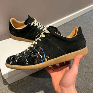  Maison Margiela - Skit fräscha och knappt använda Maison Margielas, skick 9/10. Box och två dustbags kommer med, hör av er vid intresse.