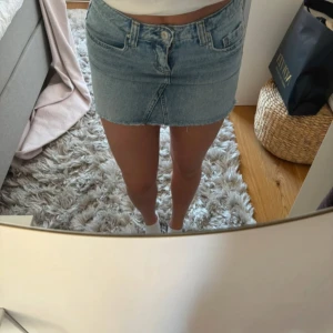  jeanskjol - Jätte fin jeanskjol från Bershka. Kjolen har en kort passform och stängs med knapp och dragkedja framtill. Perfekt till sommaren och enkel att styla med olika toppar. Den är i storlek 34 men passar mig som vanligtvis har 36.