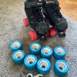Svarta rullskridskor från Riedell med extra hjul - Säljer ett par svarta rullskridskor från Riedell med röda Sonar Zen-hjul och extra blå POP-hjul. Skorna har snörning och är tillverkade i skinn med rund tå och platt sula. Perfekt för dig som vill ha stabila och snygga rullskridskor för rollerderby eller bara för kul☺️Det följer med ett verktyg för att byta och justera hjulen. En väska följer med på köpet. Storleken är 6, vilket motsvarar ca 37-38. De är i väldigt bra skick då jag endast använt dom fåtal gånger. 