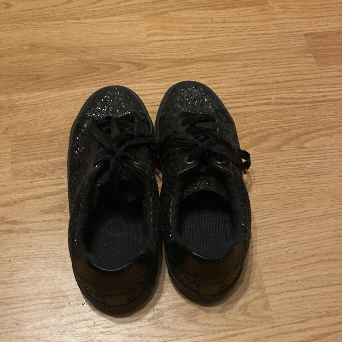 Svarta glittriga sneakers med snörning - 2