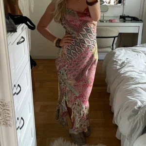 Mönstrad långklänning med slits från Zara - Underbar långklänning från Zara med lite bohemisk stil. Formar kroppen så otroligt fint. Perfekt till sommaren!😍 stolek M men passar perfekt på mig som är en xs/s