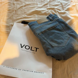 Blå jeans från Tiger of Sweden - Säljer ett par klassiska blå jeans från Tiger of Sweden, modell Pistoler, i storlek 32/32. Jeansen har en rak passform med normal midja och snygga detaljer vid fickorna. Köpt från Volt nypris 1499kr men som nu är för små. Vid intresse av fler bilder Dm:a. 