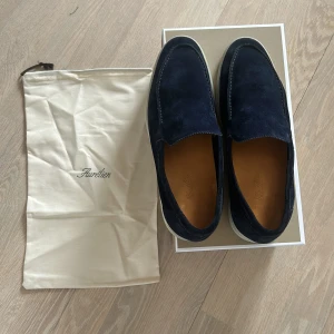 Mörkblå mocka loafers från Aurélien - Sjukt snygga navy loafers från Aurélien i storlek 43, men är något stora i storleken. Endast använda ett fåtal gånger och är i nyskick! Nypriset på dem är 3800 kr 