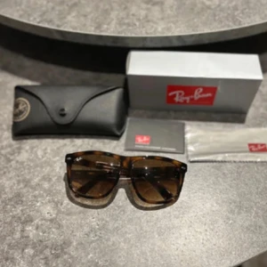 Ray-Ban solglasögon  - Snygga Ray solglasögon i helt nytt skick, använda en gång , allt på bilderna ingår pris går att diskutera vid snabb affär! hör gärna av er vid fler frågor. Mvh 
