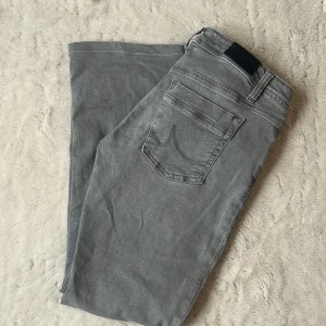 Grå jeansbyxor från LTB Valerie - Grå jeansbyxor från LTB, modell Valerie. Byxorna är rätt så raka i benen och normal passform, perfekta till vardags. Snygg och enkel stil som passar till det mesta. Storlek 28/30. Köpta på zalando för 799kr💞
