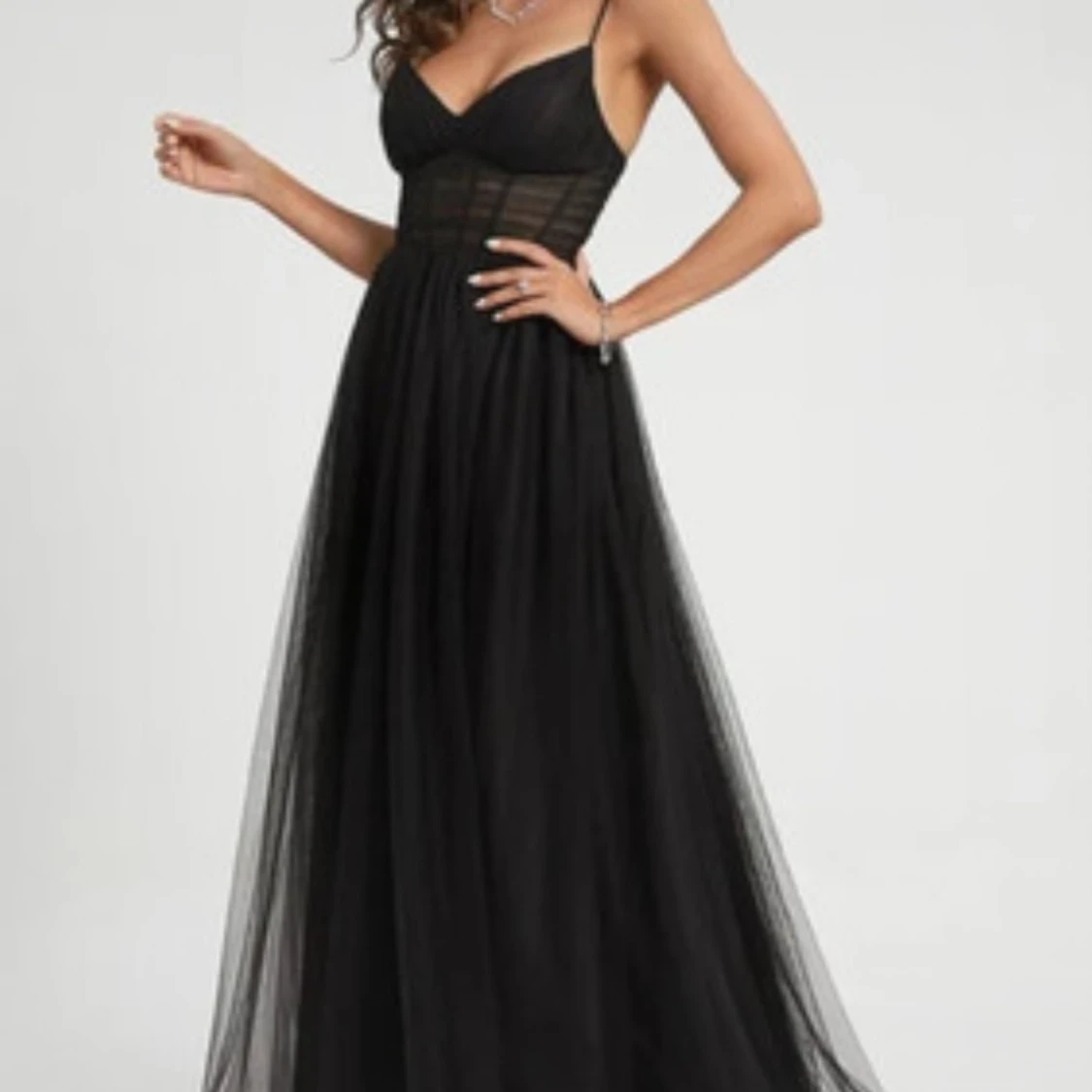 Svart långklänning med meshdetaljer från JJ's House - 3