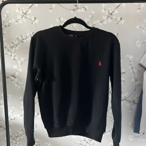 Ralph Lauren sweatshirt - Säljer en Ralph Lauren sweatshirt. Tröjan har långa ärmar och ribbade muddar vid ärmslut och nederkant. Perfekt för en stilren och avslappnad look. Priset kan diskuteras.