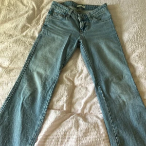 Ljusblå jeansbyxor från American Jeans - Ljusblå jeansbyxor från Gina tricot Jeans med raka ben och klassiska fickor både fram och bak. Byxorna har bälteshällor och stängs med dragkedja och knapp. Perfekta för en avslappnad stil. Aldrig andvända