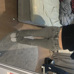 Grå bootcut jeans - Säljer ett par gråa lågmidjade bootcut jeans. De är i storlek 164 men passar mig som vanligtvis har 34/S o är ca 169 cm lång. De har även en silvrig stjärna på högra bakfickan. Skriv gärna om du har några frågor💕