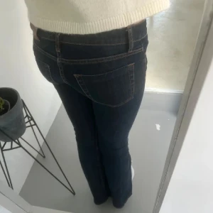 Mörkblå snygga jeans  - Från crocker och är utsvängda bootcut säljer då de är lite korta på mig som är 173😙