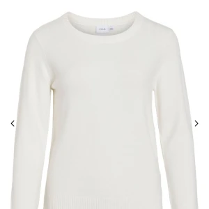 Vit stickad tröja från Vila - Säljer en enkel och stilren vit stickad tröja från Vila. Tröjan har rund halsringning, långa ärmar och ribbade muddar vid ärmslut och nederkant. 