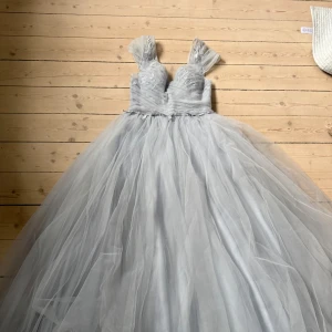 Balklänning  - Säljer min balklänning jag använt 1 gång för jag inte har mer användning av den🩵🩵 Köptes på zalando, från mascara, för ca 2500kr, endast använd en gång. Jag är 160 och den går ner till marken för mig, passar både med och utan klackar! 