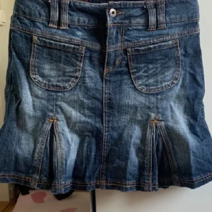 Jeanskjol från ONLY  - Mörkblå jeanskjol från ONLY med stora fickor fram och bak samt dekorativa sömmar. Nästan aldrig använd, pris går att diskutera!! Passar mig som brukar ha storlek 36 o 38. 