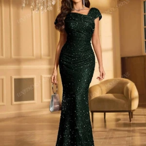 Ball klänning  - Ny köpte för ball men använde inte till slut. Storlek s men passar även Xs är Xs tjej passar mig jätte perfekt