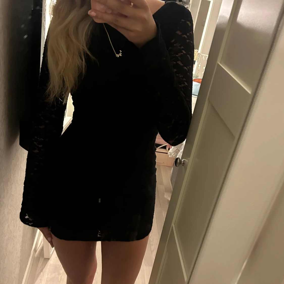 Spetsklänning med öppen rygg - 3