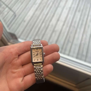 Vintage Silverklocka  - Klockan är i ett mycket fint skick med ett sprillans nytt batteri och armbandet är justerbart så du enkelt kan justera armbandets originella storlek som är 19 cm.   Vid frågor och funderingar är det bara att skriva ✍️