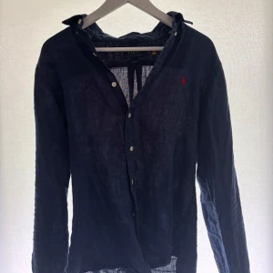 Mörkblå linneskjorta från Polo Ralph Lauren - Snygg mörkblå skjorta i linne från Polo Ralph Lauren 
