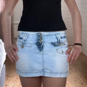Ljusblå lågmidjad jeanskjol - Har inga mått eller fler bilder! Aldrig använd
